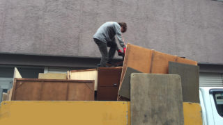 世田谷区の遺品整理のトラックへの積み込み作業
