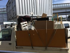 軽トラックに渋谷区の生前整理（遺品整理）の荷物を積み終えたところ