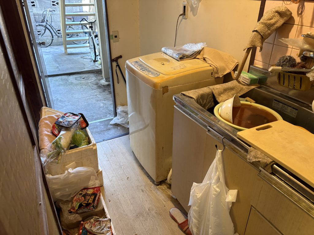 息子様からのご依頼でアパート（２K）の遺品整理を行いました。（品川区）の作業前の写真２